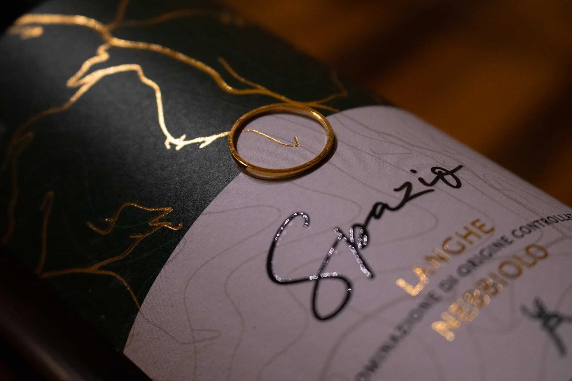 Etichetta Spazio e dettaglio dorato Lonati
